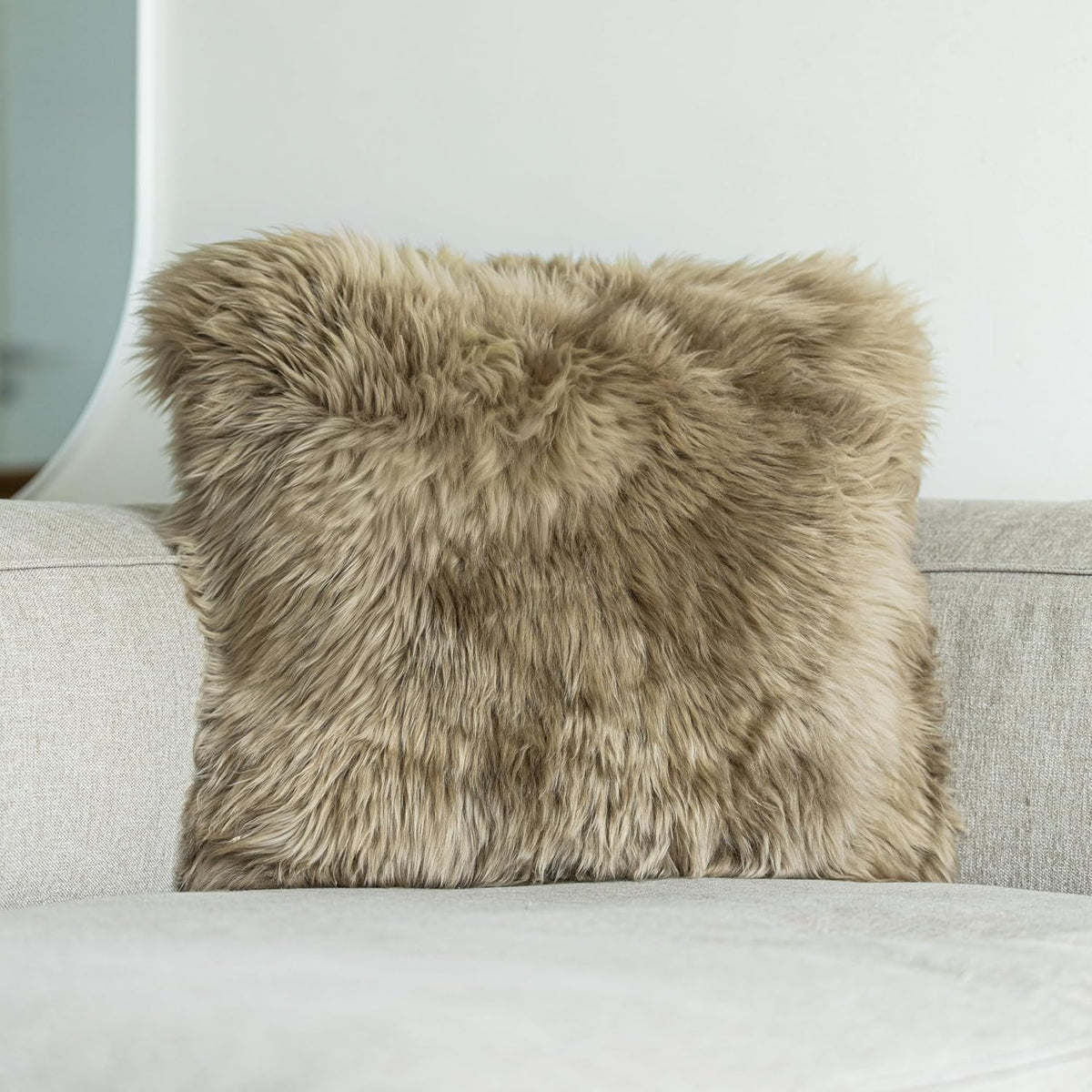 Housse de coussin en peau de mouton 50x50 – marron clair